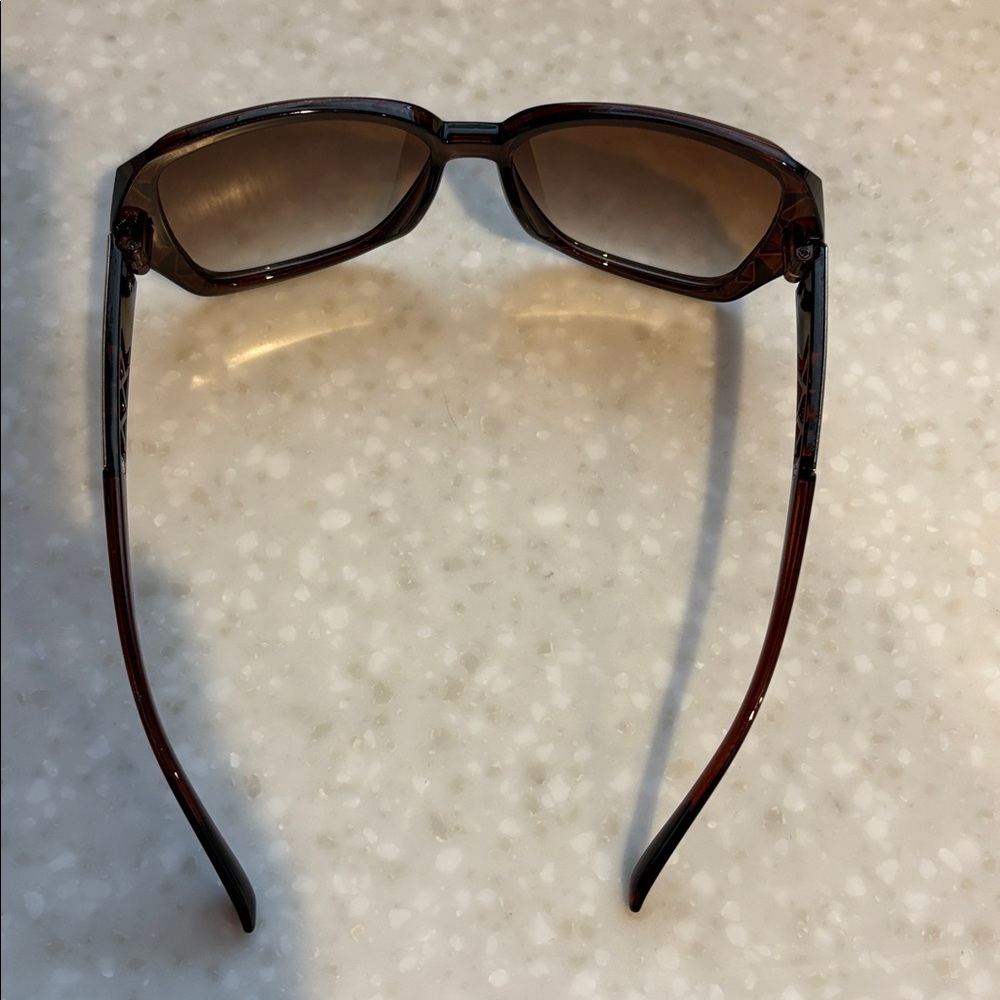 Chic Sunglasses - Picture 3 of 6